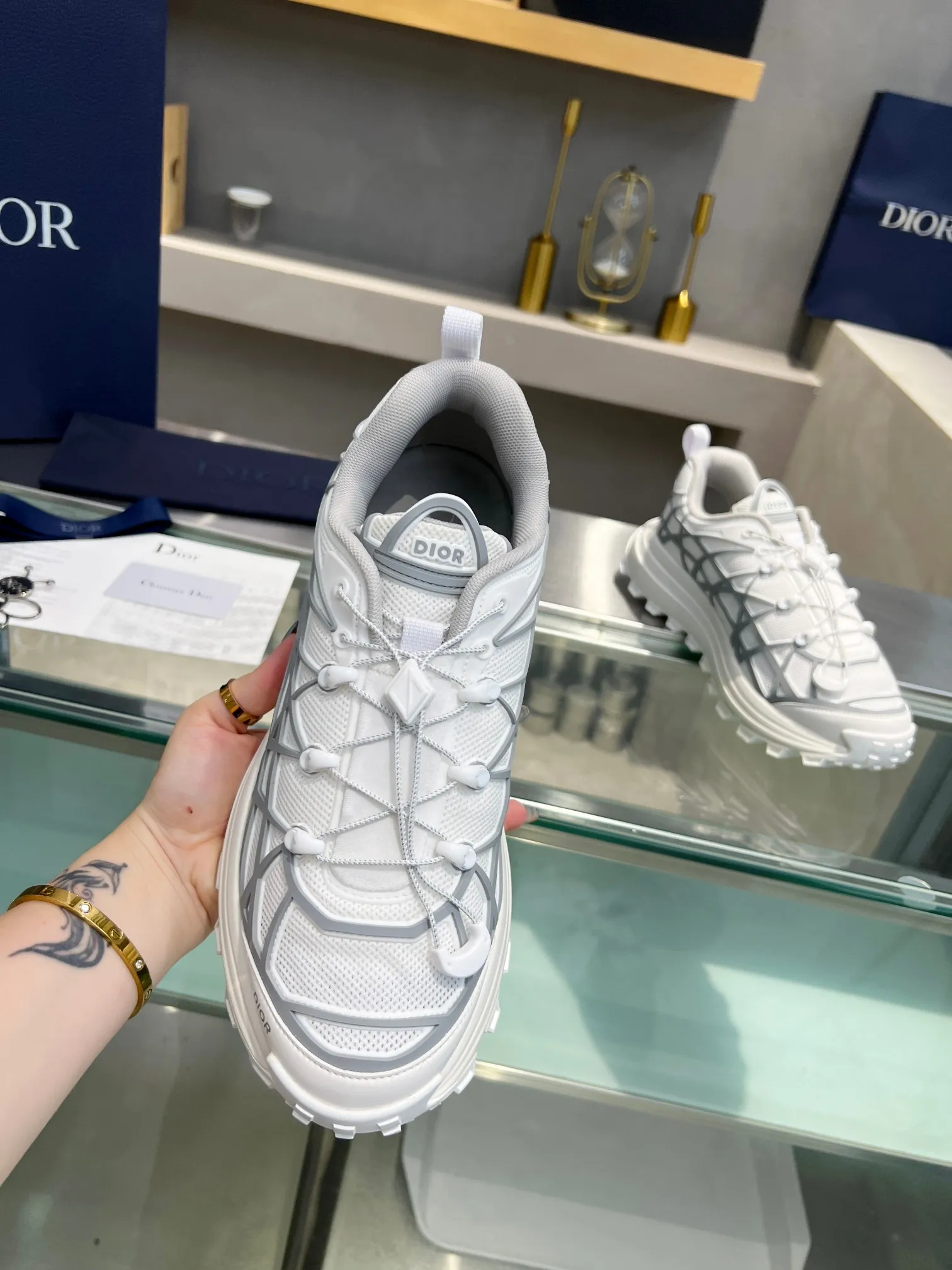 👟👟Ex-factory price 640👟👟 Dior 2023 new style 🆕Low-top B31 Runner sneakers Material: Carefully made of imported mesh fabric, with curved rattan plaid injection molded rubber to enhance the style, a new interpretation of classic patterns, highlighting a futuristic style. Di~r logos adorn the tongue and front, perforations accentuate the hiking style, and a CD Diamond drawstring adds technical appeal. The textured, notched platform is crafted from rubber for optimal traction, and a reinforced heel adds to the comfort. Can be paired with sportswear and casual outfits to create a sophisticated look. Size: Male 39-45 (female size will be released later)